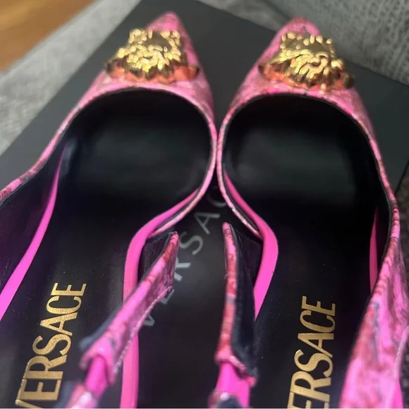 💕SOLD💕 Versace Médusa Insignia Patent Leather Slingback - Picture 6 of 13